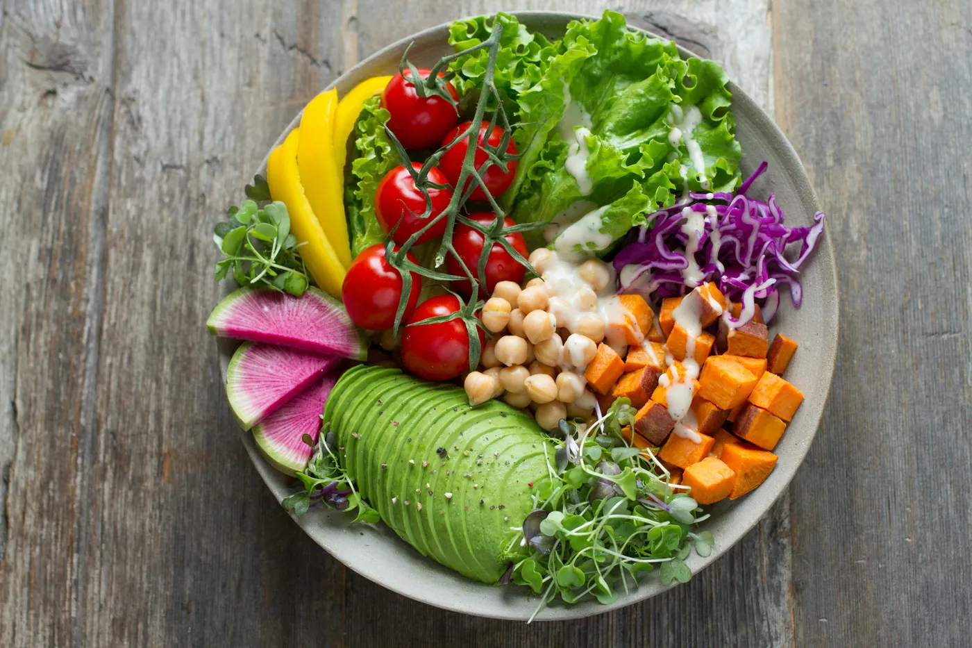 Bunte Bowl mit frischem Gemüse – Vitamine und gesunde Ernährung